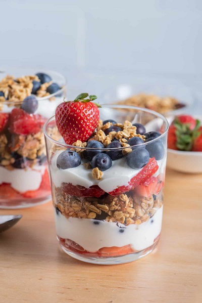 Layered_Yogurt_Parfaits.jpg