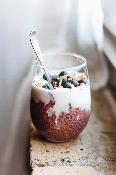 Overnight_Oats_with_Berries_and_Chia_Seeds.jpg