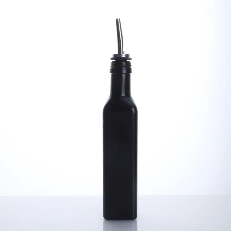 Glass vs. Plastic: Choosing the Best Material for Small Olive Oil Bottles